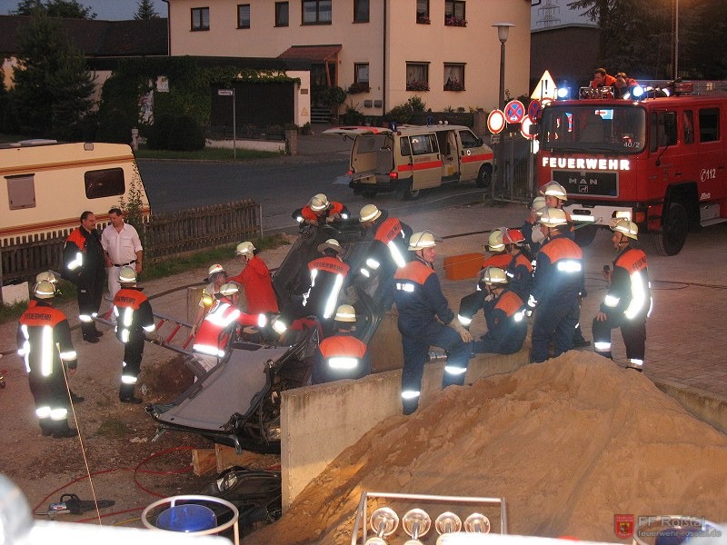 Bild 15 von 16 Verkehrsunfall mit eingeklemmter Person