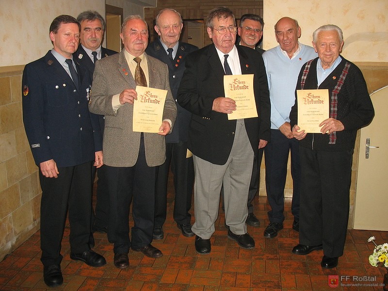 Bild 2 von 2 Vorsitzender Norbert S., Kommandant Reiner W., Georg Helmreich (40j. Mitgliedschaft), Joachim Kuchlbauer sen. (50j.), Robert Winkler (60j.), Bürgermeister Maximilian Gaul, Rudolf Döllinger (40j.), Peter Röhn (30j.)