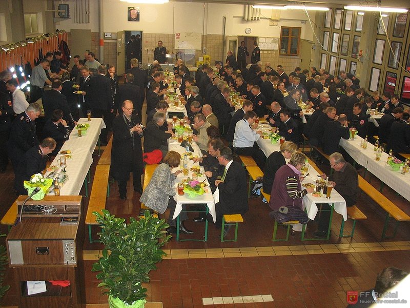 Bild 9 von 10 Außerdem waren Abordnungen verschiedener Stützpunktwehren  geladen sowie Delegationen der Ortsteilwehren des Marktes Roßtal