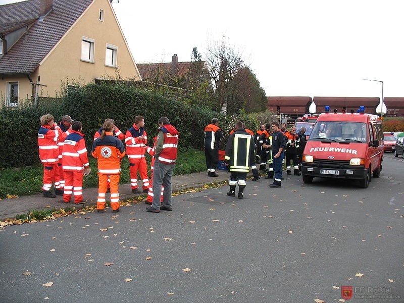 Bild 2 von 4 Verpflegung am Bereitstellungsraum nachdem die Person gerettet wurde