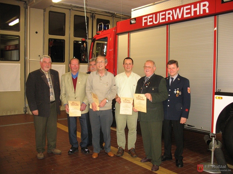 Bild 1 von 2 Auf dem Bild von links nach rechts: 2. Bürgermeister und Ehrenvorstand Anton Engelhard, Johann Krach, Kommandant Reiner W., Hans Schrodberger, Manfred Bauer, Heinz Raab, 1. Vorstand Norbert S.