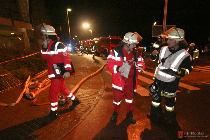 Bild 8 von 26 Kräfte von Feuerwehr und BRK besprechen das Vorgehen