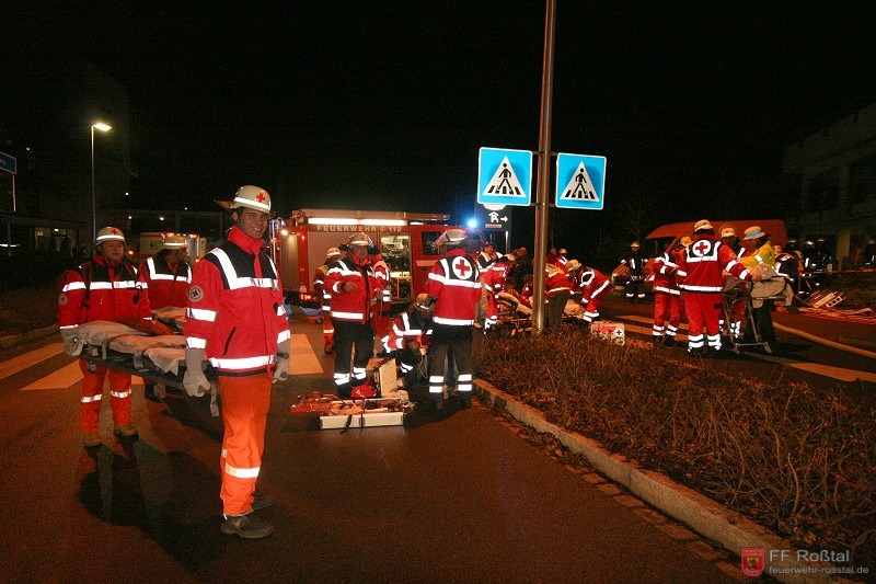 Bild 10 von 26 Die Versorgung der Opfer ist in vollem Gang