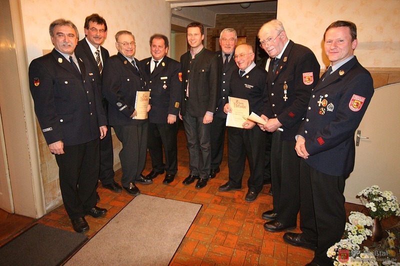 Bild 9 von 9 Die Riege der Geehrten für langjährige Mitgliedschaft im Gruppenbild (vlnr): Kommandant Reiner W., Bürgermeister Johann Völkl, Lothar Krause, Kreisbrandrat Dieter M., Landrat Matthias Dießl, 2. Bürgermeister und Ehrenvorstand Anton Engelhard, Alfred Suck, Martin Gegner und Vorstand Norbert S..