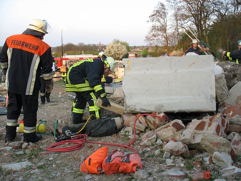 Bild 11 von 28 Das Betonteil wird Stück für Stück angehoben.