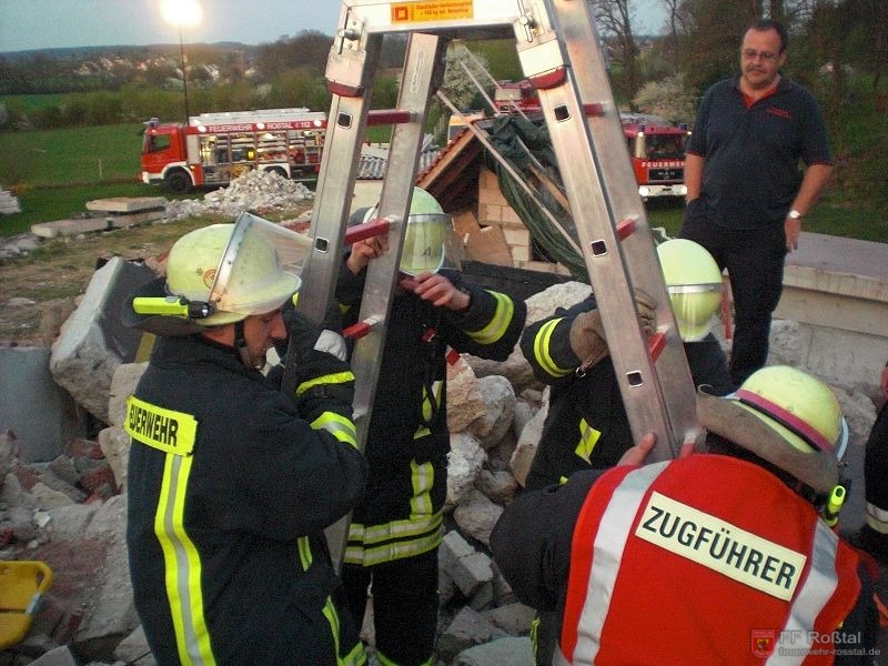 Bild 25 von 28 Die Rettungsaktion wird von KBM Horst Sterneckert beobachtet.