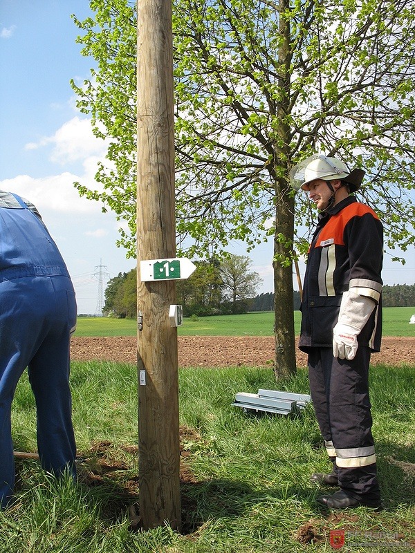 Bild 5 von 7 Der Mast ist wieder an seinem Platz - nur ca 1,5 Meter kürzer. Die Wegweiser sind nun etwas tiefergelegt.