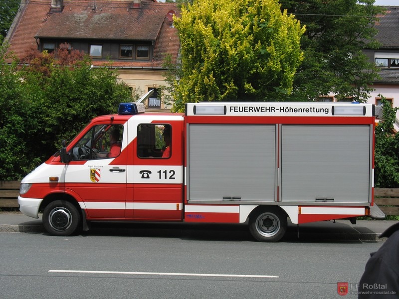 Bild 1 von 5 Die Höhenrettungsgruppe der Berufsfeuerwehr Nürnberg trifft ein