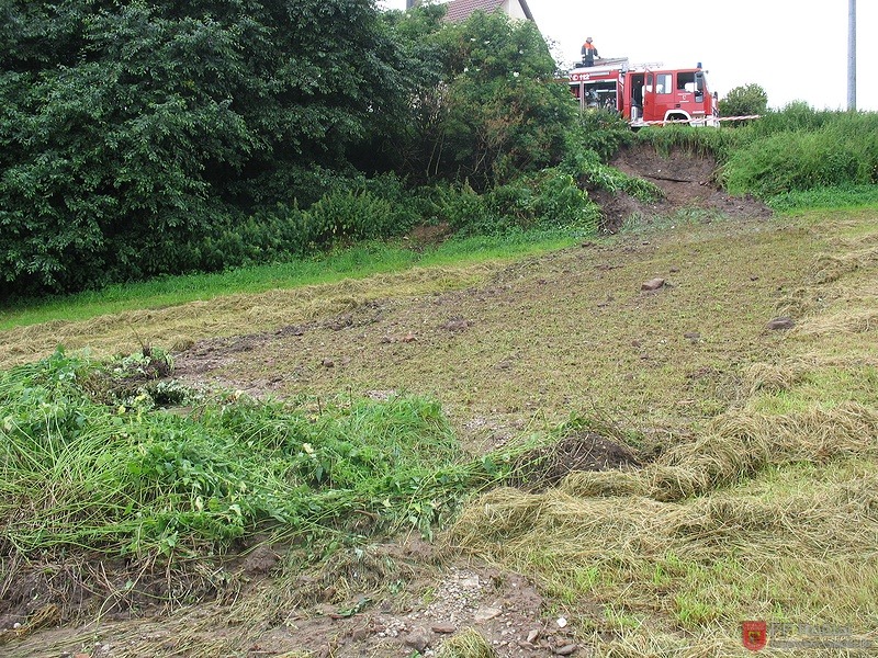 Bild 3 von 3 Durch die Wassermassen rutschte direkt nebenan die Böschung ab