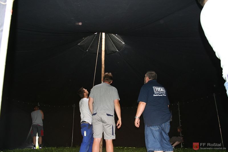 Bild 3 von 16 Noch ahnt niemand, dass ausgerechnet dieses Zelt in der Nacht wegen des Sturmes wieder zusammenfallen wird.
