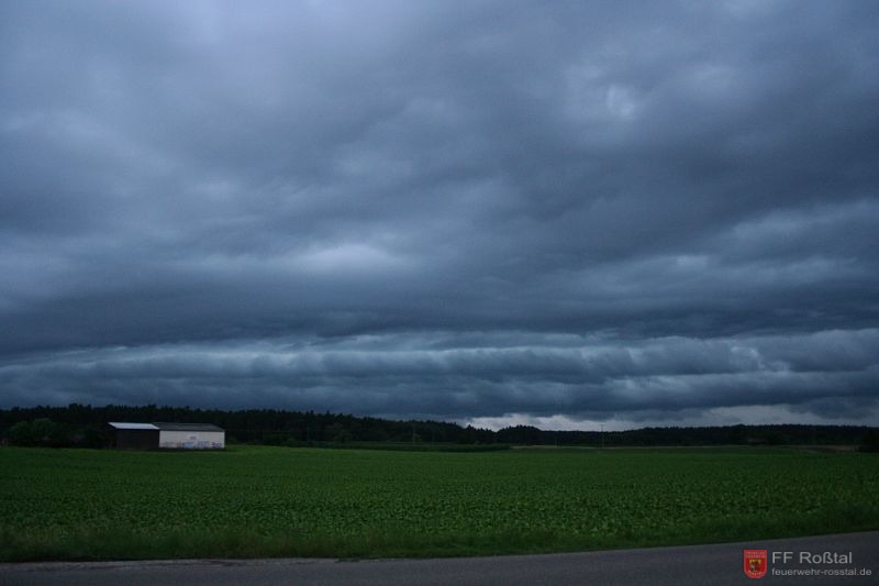 Bild 4 von 16 Das schlechte Wetter kündigt sich schon an. Am späten Abend begann es zu regnen und zu stürmen. Ein Zelt stürzte ein und musste im strömenden Regen wieder aufgestellt werden.