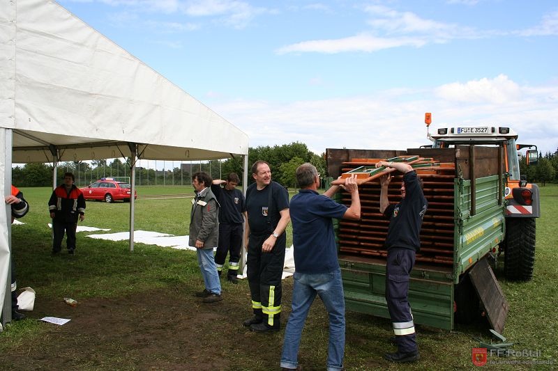 Bild 15 von 16 Die Zelte werden bei strahlendem Sonnenschein abgebaut.