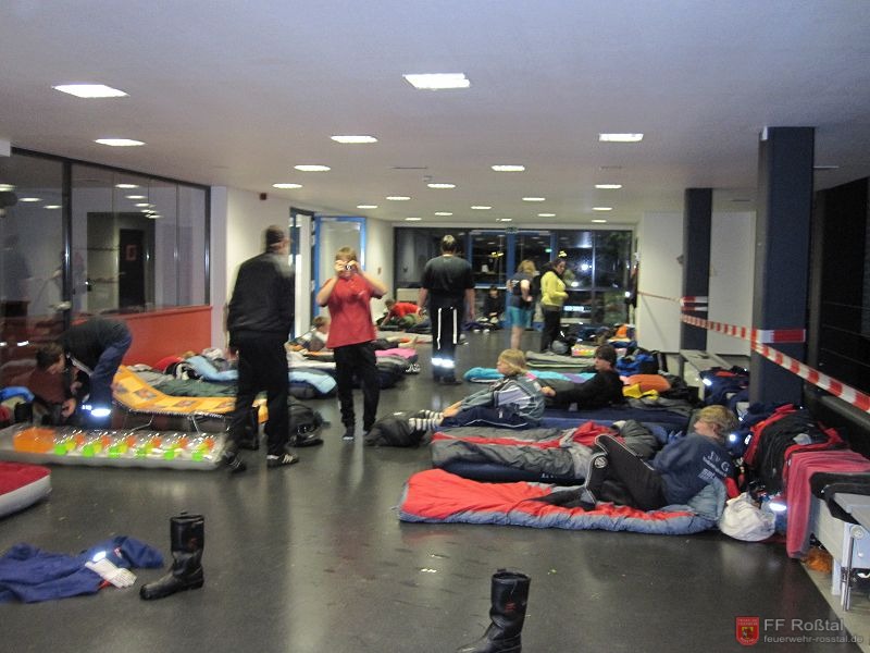 Bild 16 von 16 Noch in der Nacht mussten einige Feuerwehren wegen überfluteten Zelten in das Notausweichquartier in der Hauptschule umziehen.