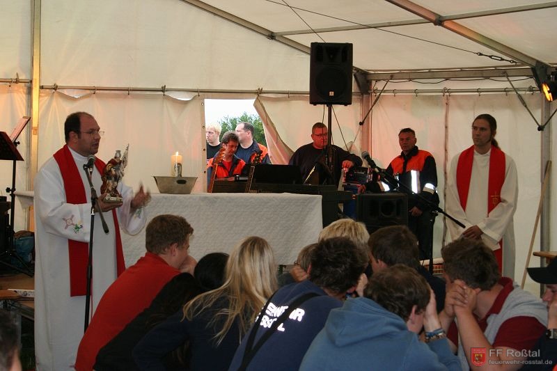 Bild 1 von 16 Jugenddiakon Bernd Rohrbach und Kaplan Michael Radtke bei der Andacht