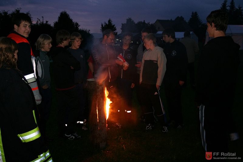 Bild 5 von 16 Derweil werden draußen mehrere kleine Lagerfeuer entzündet.