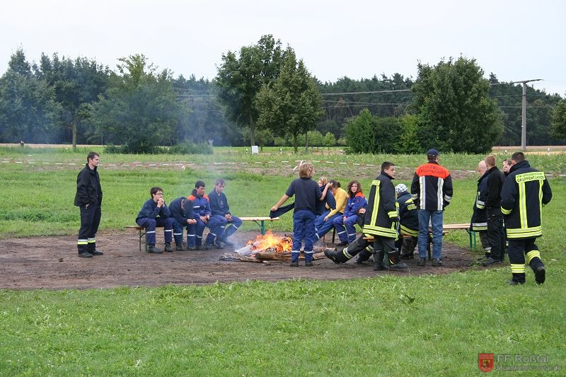 Bild 8 von 28 Auch am morgen spendete das Lagerfeuer noch Wärme