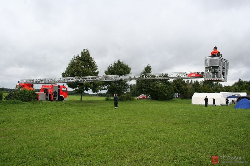 Bild 13 von 28 Die Drehleiter der FF Zirndorf macht sich bereit zum Fotoshooting