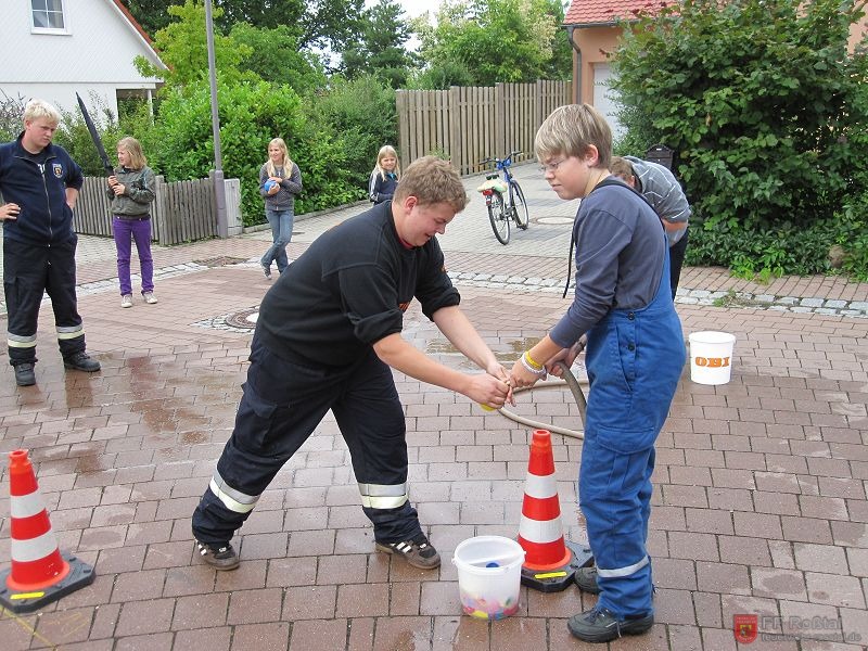 Bild 13 von 20 Die Wasserballons werden befüllt ...