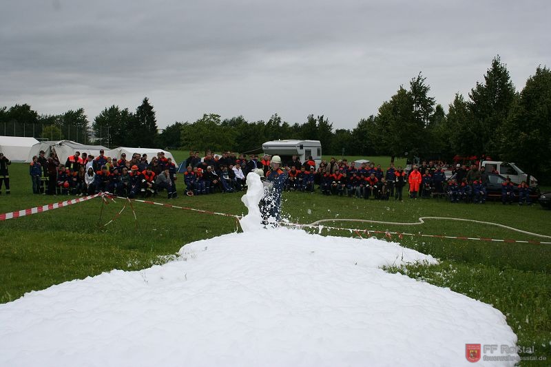 Bild 2 von 19 Jugendfeuerwehr Großweismannsdorf: Es wurde extra ein "Bio-Schaummittel" besorgt