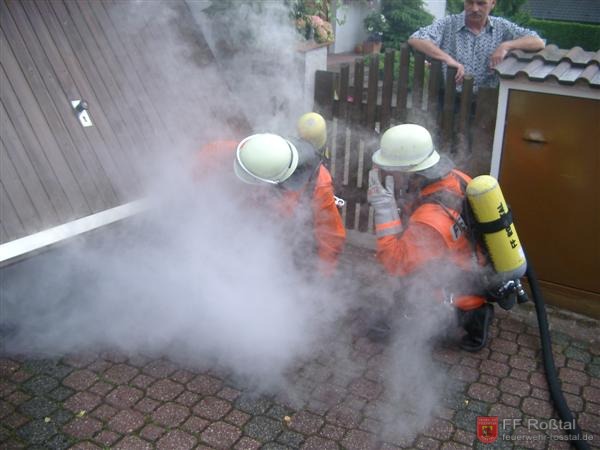 Bild 2 von 5 Der Atemschutztrupp (die Jugendlichen natürlich ohne Maske) ging am Boden in die Garage vor.
