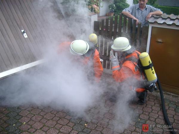 Bild 2 von 5 Der Atemschutztrupp (die Jugendlichen natürlich ohne Maske) ging am Boden in die Garage vor.