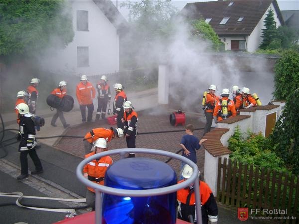 Bild 4 von 5 Die Übung sah so realistisch aus, dass mehrere Anwohner an einen richtigen Brand glaubten.