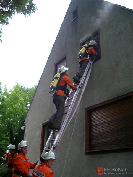 Bild 1 von 2 Mit der Steckleiter war es so nicht möglich durch das Fenster zu gelangen, da kein Platz mehr zum Einstieg übrig blieb.