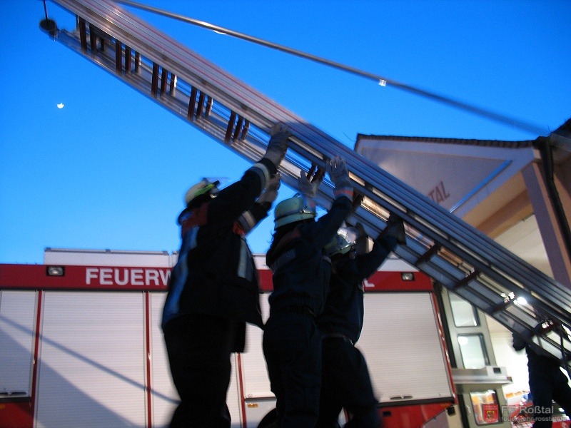 Bild 1 von 16 Aufstellen einer Schiebleiter in der Abenddämmerung