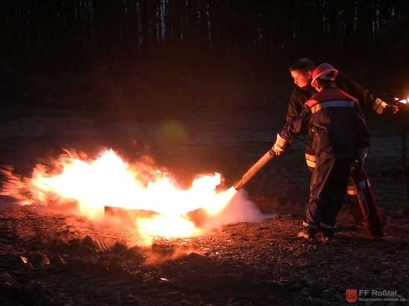 Bild 3 von 16 Feuerlöschübung