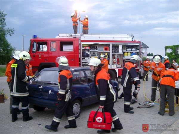 Bild 2 von 7 Auf diesem Bild ist die Arbeitsteilung gut zu sehen:Oben - Die Beleuchtung wird aufgebautRechts - Spreizer, Schere und das Motorpumpenaggregat werden in Betrieb gesetztLinks - Die Heckscheibe wird mit dem Glasmaster (gelb) zersplittert