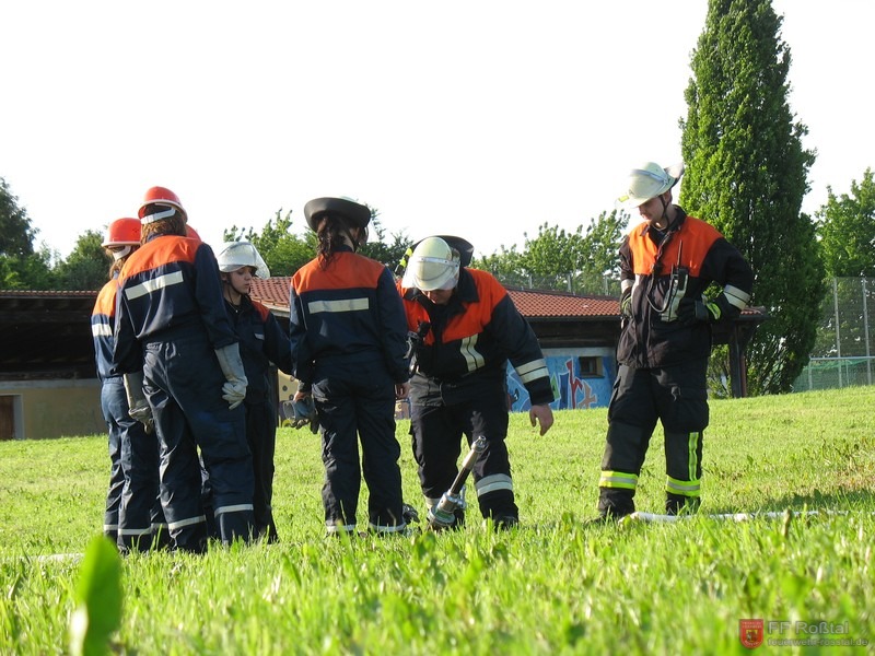 Bild 5 von 16 Der Aufbau einer Wasserkanone wird erklärt