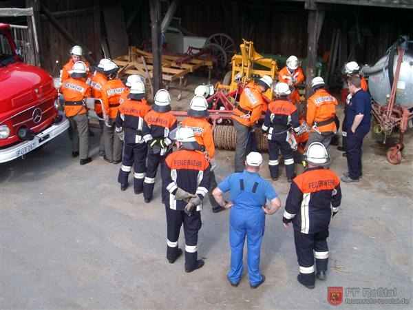 Bild 3 von 6 Alle Ausbilder (erkennbar an den dunkelblauen Schutzanzügen) sahen sich die weitgehend selbständige Arbeit der Jugendlichen an. Nur selten benötigten die gut ausgebildeten Feuerwehranwärter Hilfe.