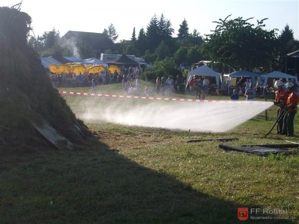 Bild 1 von 8 Da es die letzten Tage nicht geregnet hatte, wird das trockene Gras nass gemacht.