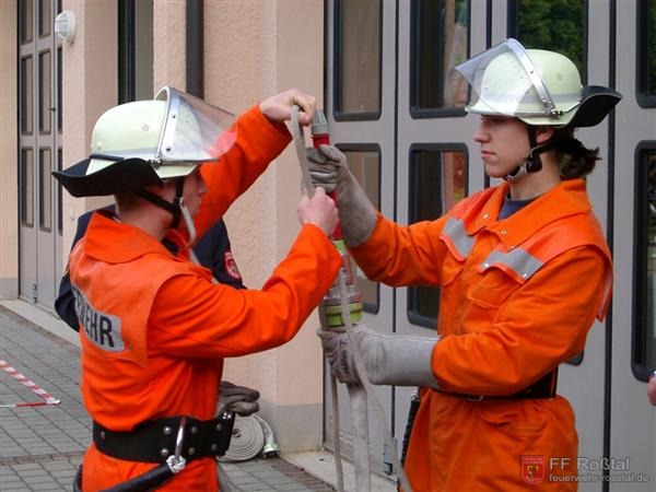 Bild 2 von 18 2. Prüfung: Mastwurf mit Halbschlag am Strahlrohr (max. 20 Sekunden)