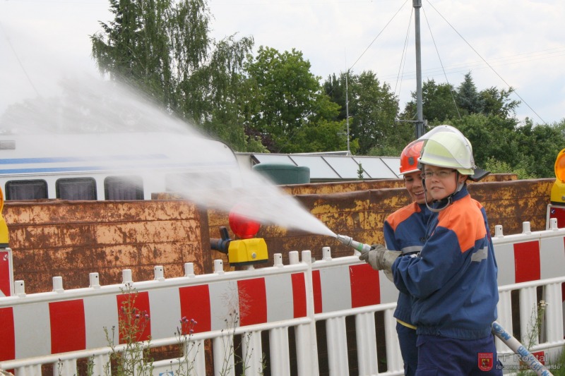 Bild 6 von 29 Giftige Dämpfe treten aus. Diese werden mit Wasser niedergeschlagen - eine leichte Übung für die Beiden