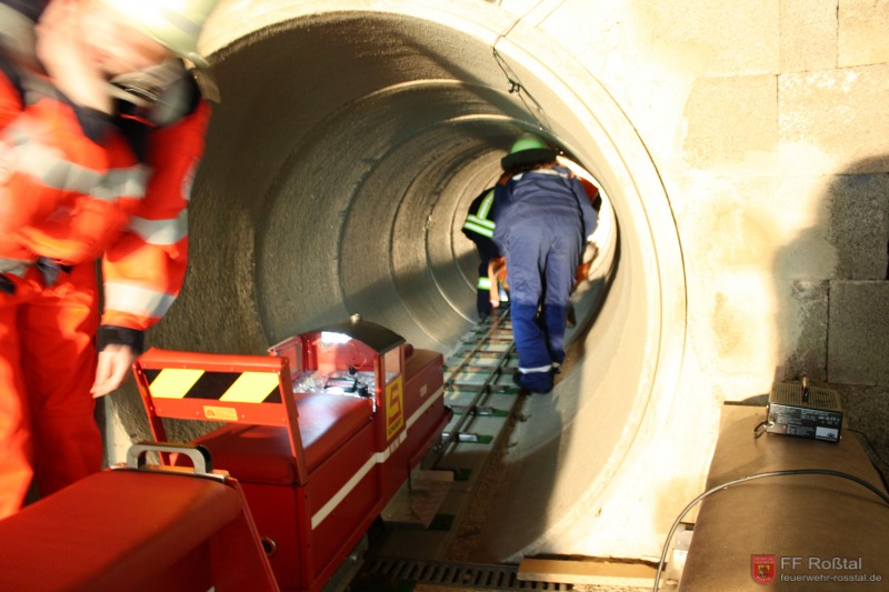 Bild 8 von 29 Ein Rettungszug kommt angefahren.