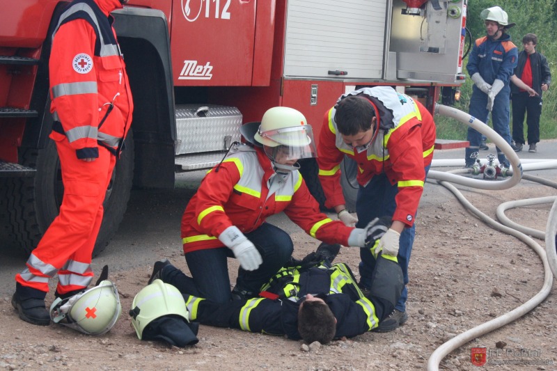 Bild 21 von 29 Ein Feuerwehrmann ist vor Schreck umgefallen (hat noch nie ein Feuer gesehen) - das Jugend BRK ist zur Stelle