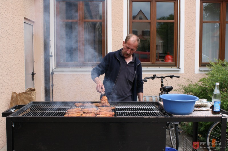 Bild 28 von 29 Der Grill ist angeschürt, das Fleisch brutzelt schon.