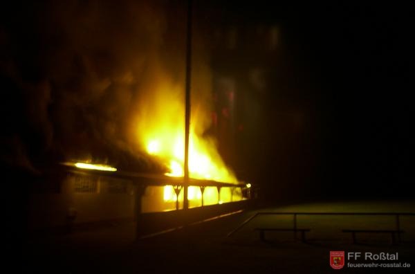 Bild 1 von 12 Das Feuer direkt nach Eintreffen des ersten Löschgruppenfahrzeugs.