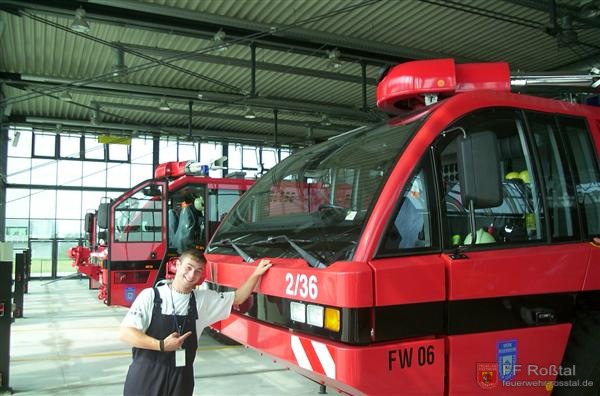 Bild 2 von 10 Die Helfer sind bei der Flughafenfeuerwehr untergebracht. 