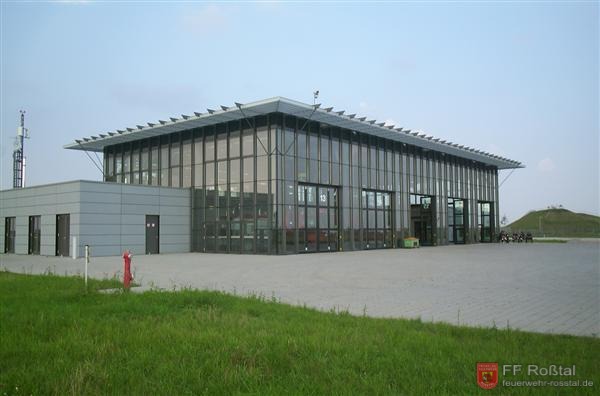 Bild 5 von 10 Das gläserne Feuerwehrhaus der Flughafenfeuerwehr.
