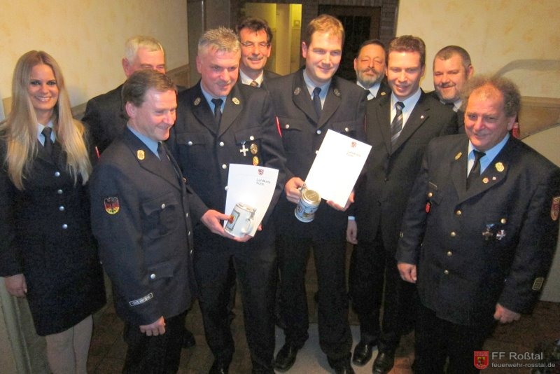 Bild 4 von 9 Referentin für Brand- und Katastrophenschutz Stefanie Rietzke, der damalige Vorsitzende Norbert Steiner, 2. Bürgermeister Anton Engelhard, Martin Ringel, 1. Bürgermeister Johann Völkl, Reinhard Meyer, KBI Rudi Höfler, Landrat Matthias Dießl, Kommandant Stefan Perzinger und Kreisbrandrat Dieter M. (v.l.n.r)