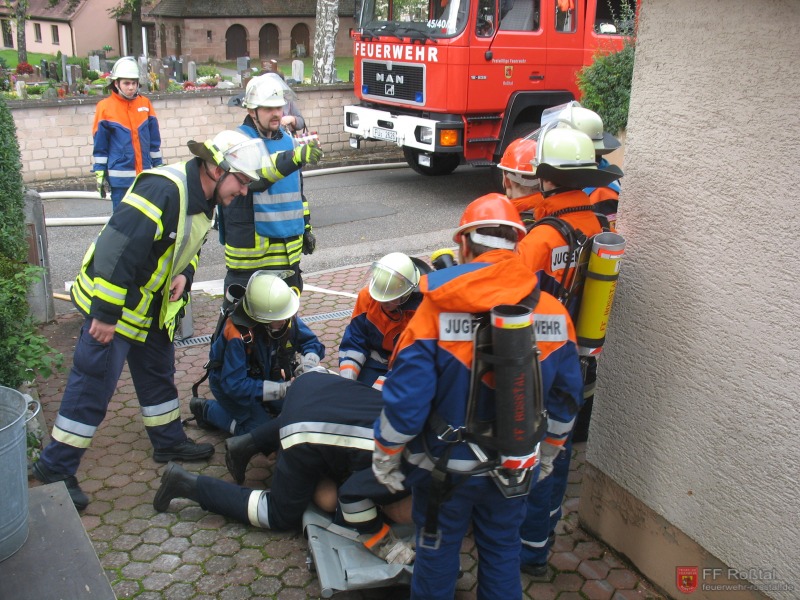 Bild 12 von 50 Man beachte durch die Jugend selber gebauten Atemschutzgeräte!