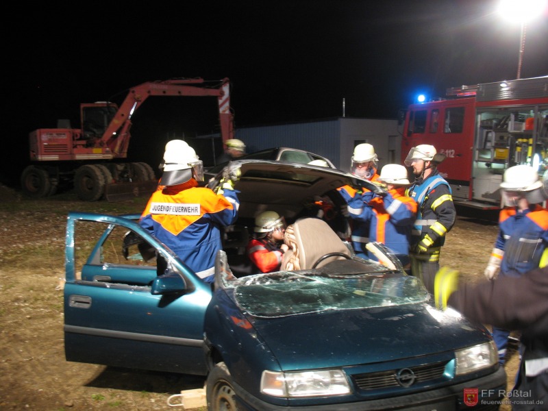 Bild 26 von 50 Verkehrsunfall mit Personenrettung