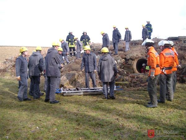 Bild 4 von 25 Um die verschüttete Person zu bergen, marschierten die Jugendlichen von THW und Feuerwehr an.