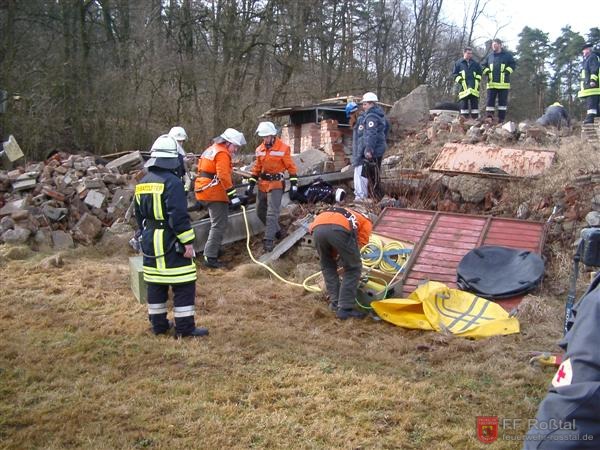 Bild 10 von 25 Um die eingeklemmte Person zu bergen musste technisches Gerät eingesetzt werden. Hier ist das Hebekissen mit Armaturen zu sehen.