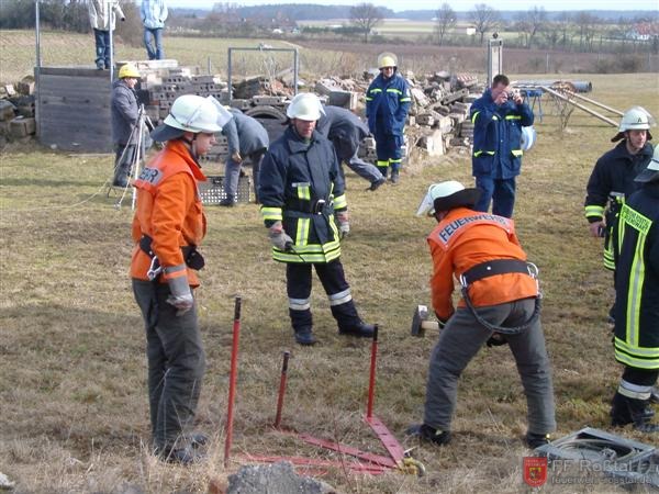 Bild 11 von 25 Das eine Ende des Stahlseils für den Greifzug wird im Boden verankert.