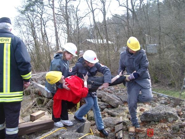 Bild 15 von 25 Unterdessen wurde eine andere Person vom THW geborgen. (Man beachte den abgebrochenen Arm. Das passiert bei dieser Rettungspuppe aber öfters.)