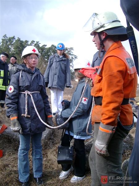 Bild 20 von 25 Einer "Sanitäterin" des BRKs wird ein Rettungsknoten angelegt.