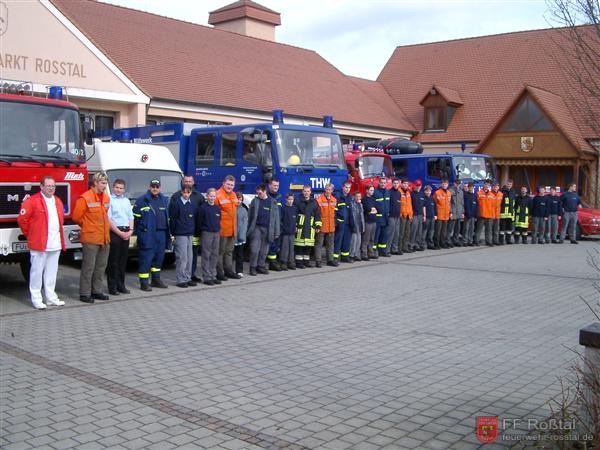Bild 25 von 25 Zum Schluss gibt es noch ein Gruppenfoto auf dem Feuerwehrhof und eine Brotzeit im Gerätehaus.